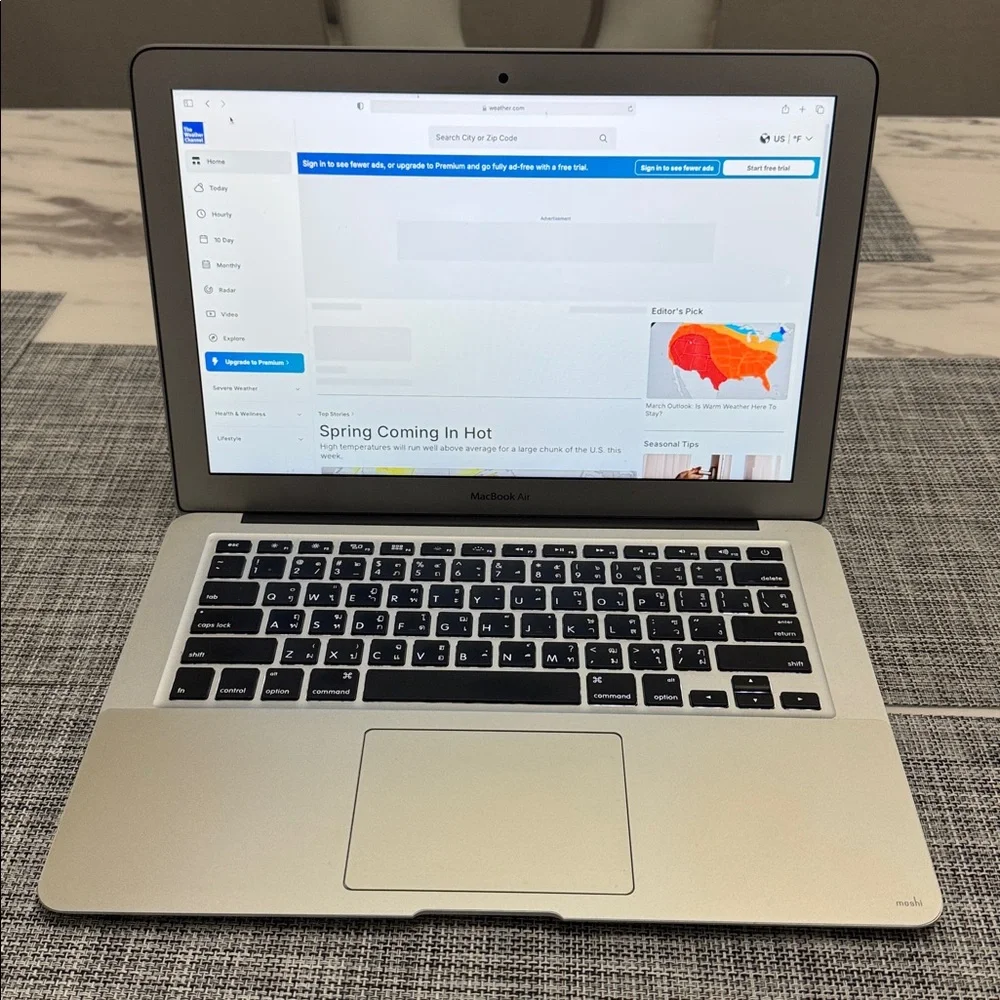 Apple MacBook Air 13” 2014 with a Brand New Laptop Sleeve and a Charger